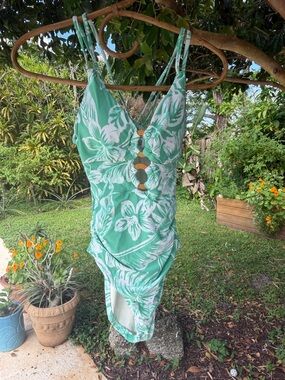 NWOT La Blanca SZ 4 Tropical Floral Bamboo Ring Accents  Bathing Suit One Piece